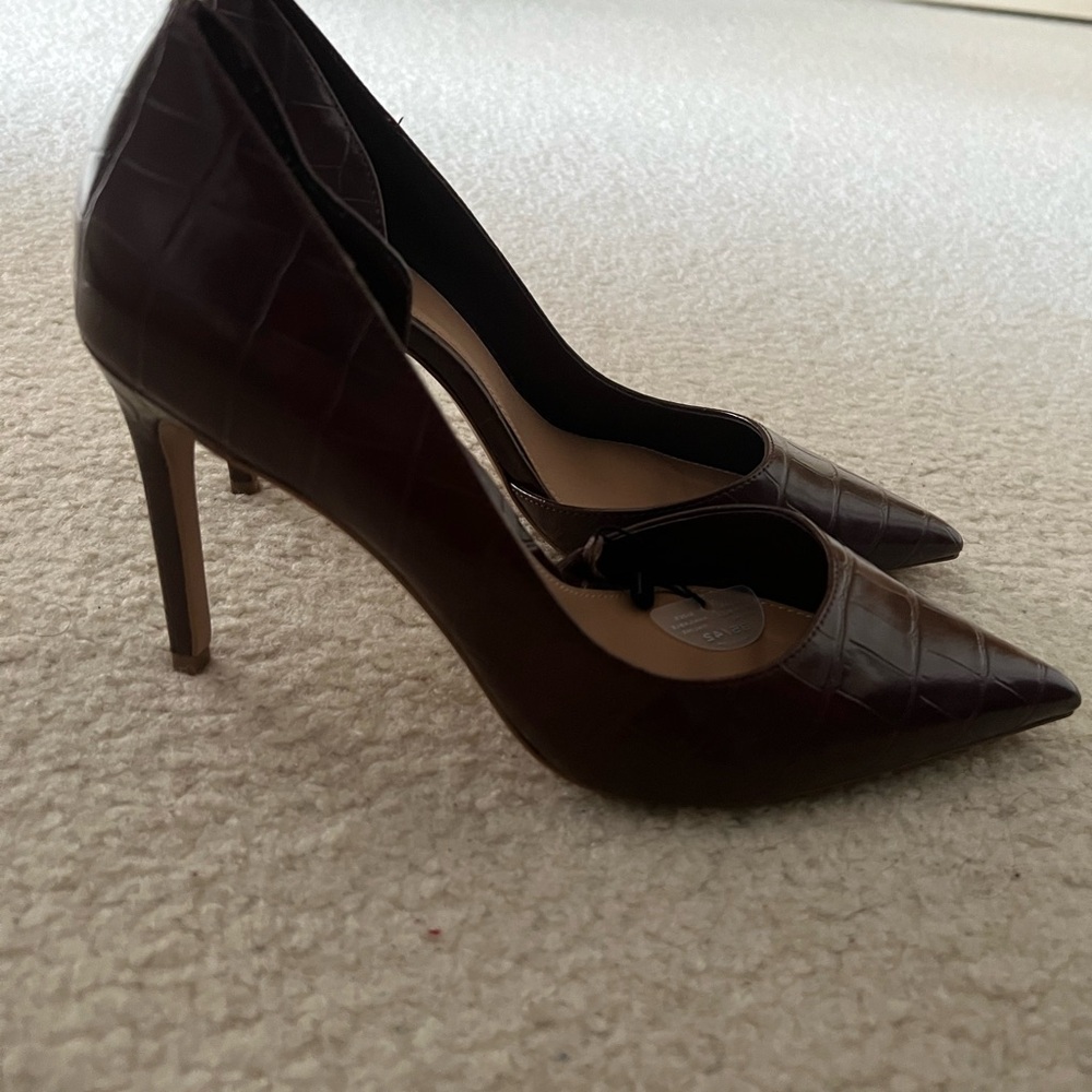 NWT MNGO Elegant Brown Croc-Embossed Heels